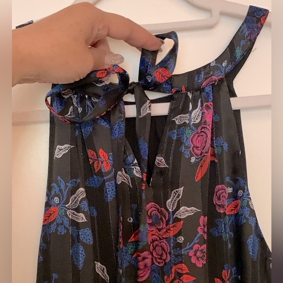 Blouse and skirt set. - Picture 4 of 8